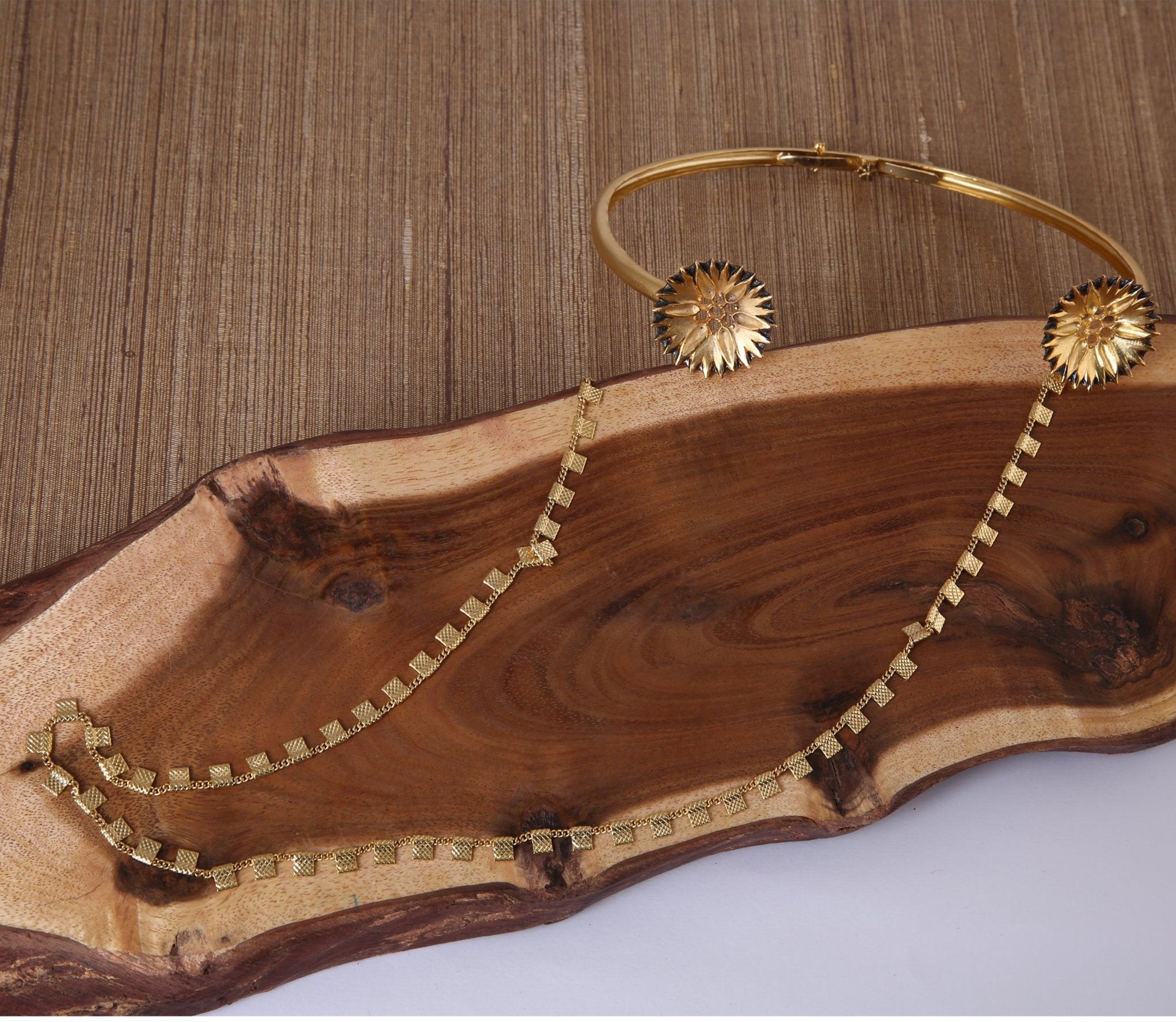 Apropos accolade choker