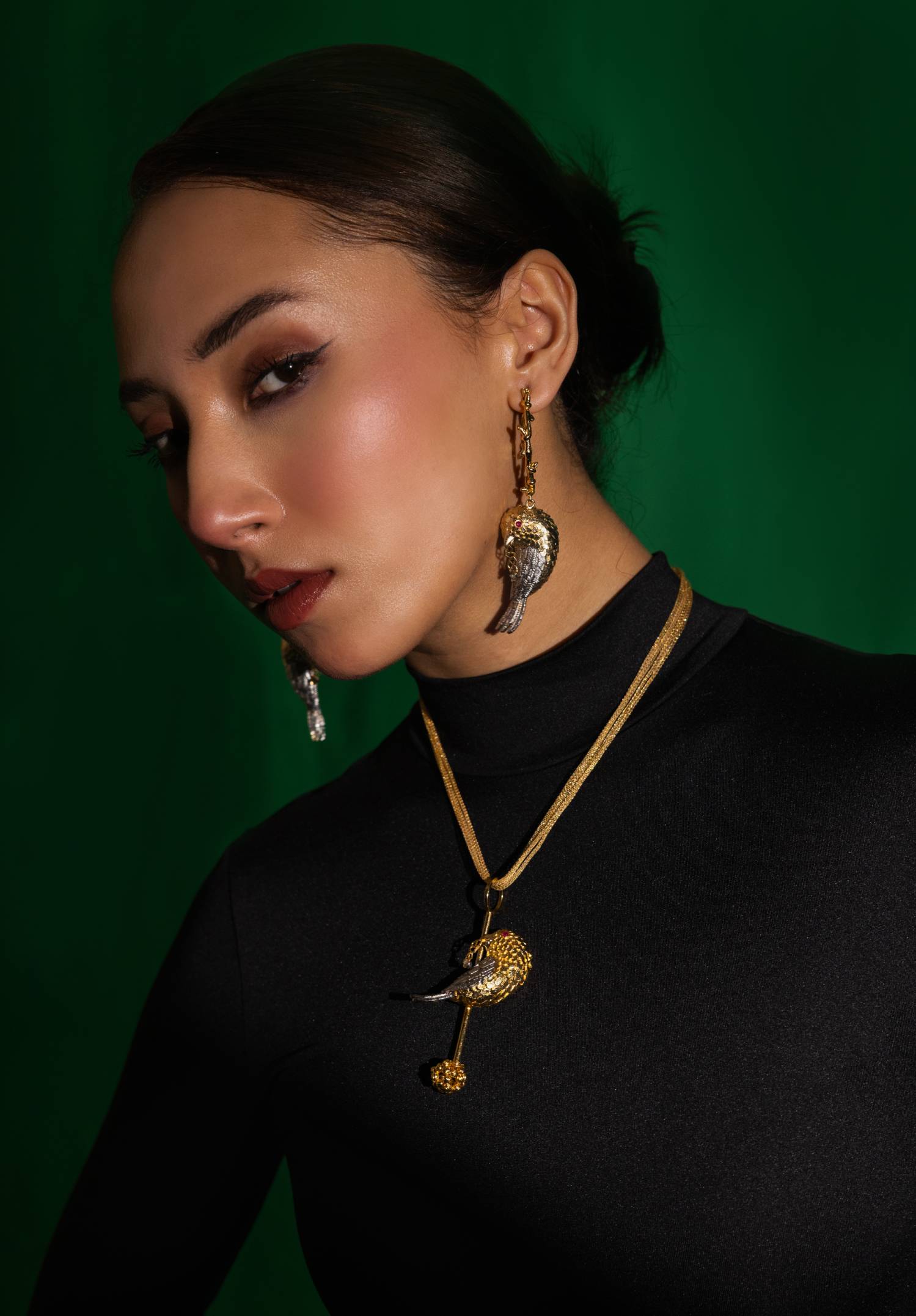Clinging serene pendant
