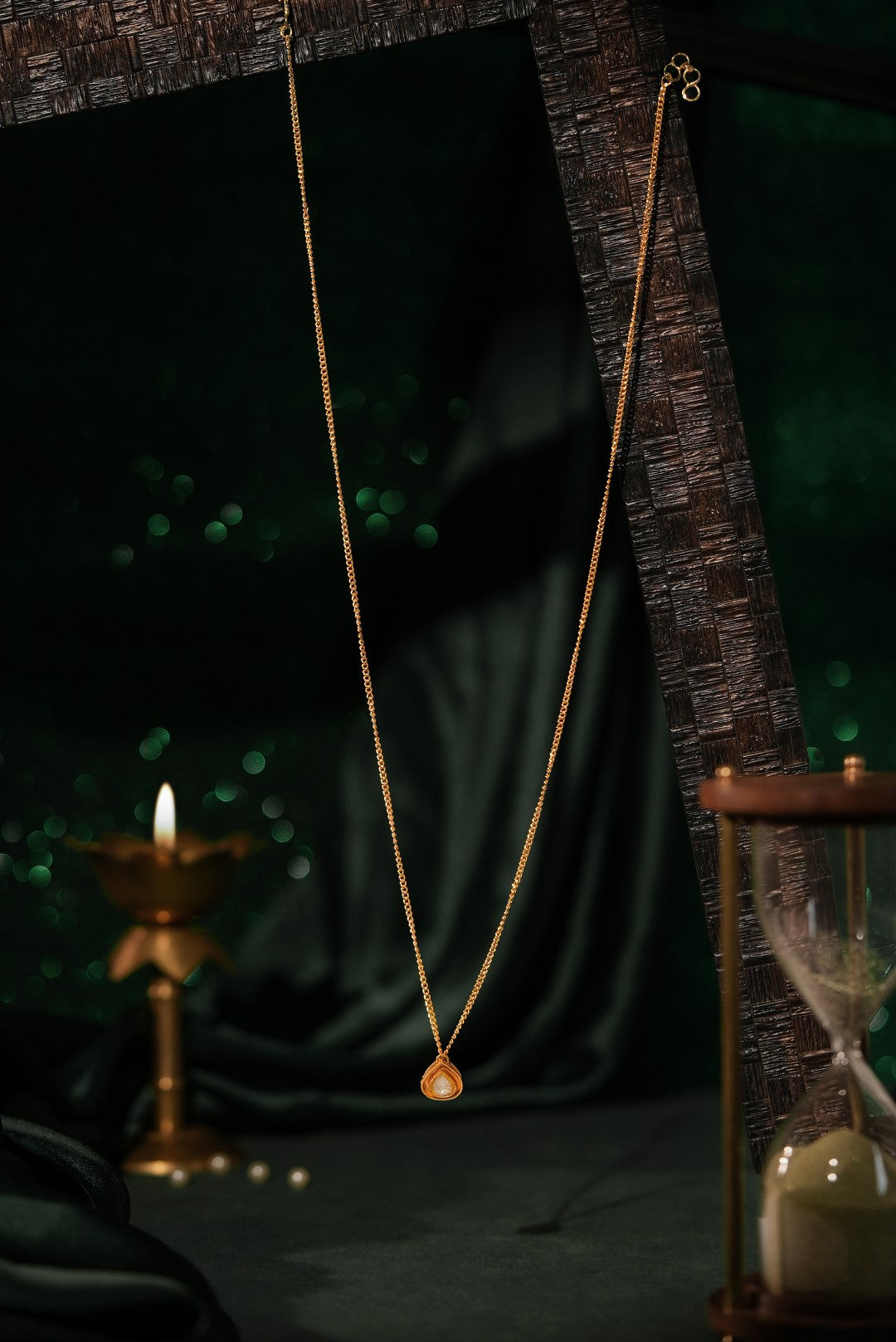 Delicate mozonite pendant with goldne chain