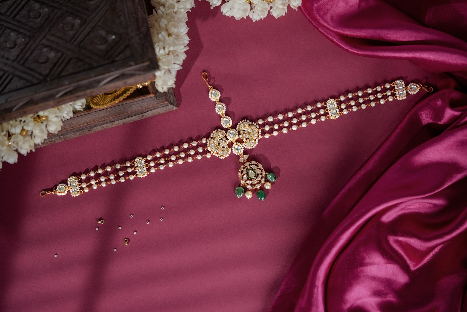Green & white gold plated mathapatti
