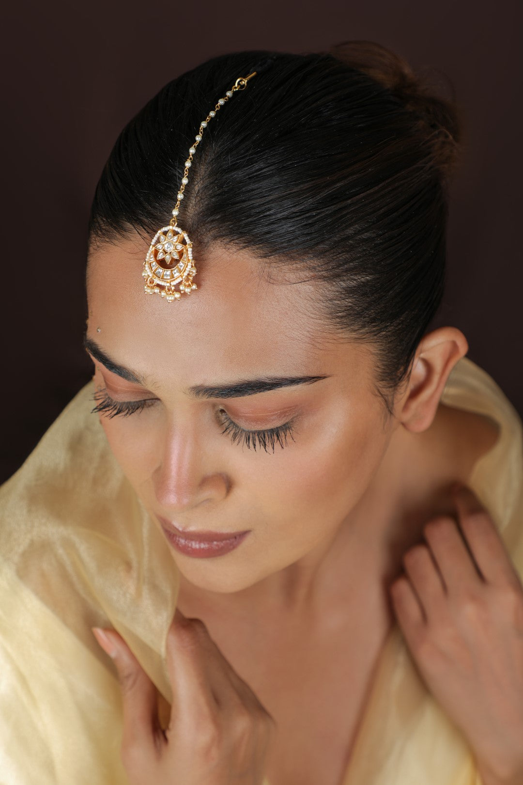 Gold finish small and delicate chandshaped maangtikka