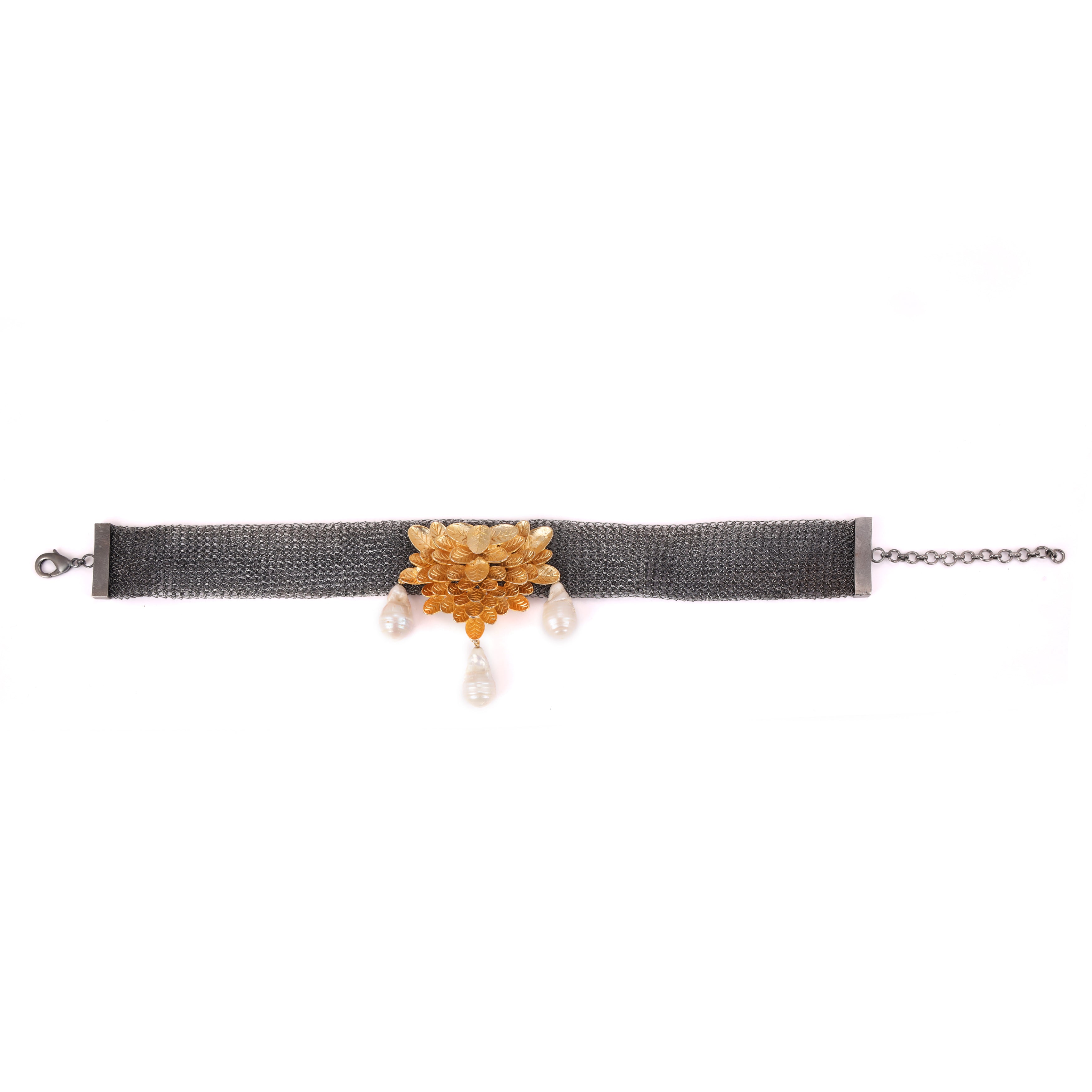 Baroque gold adoring neckpiece