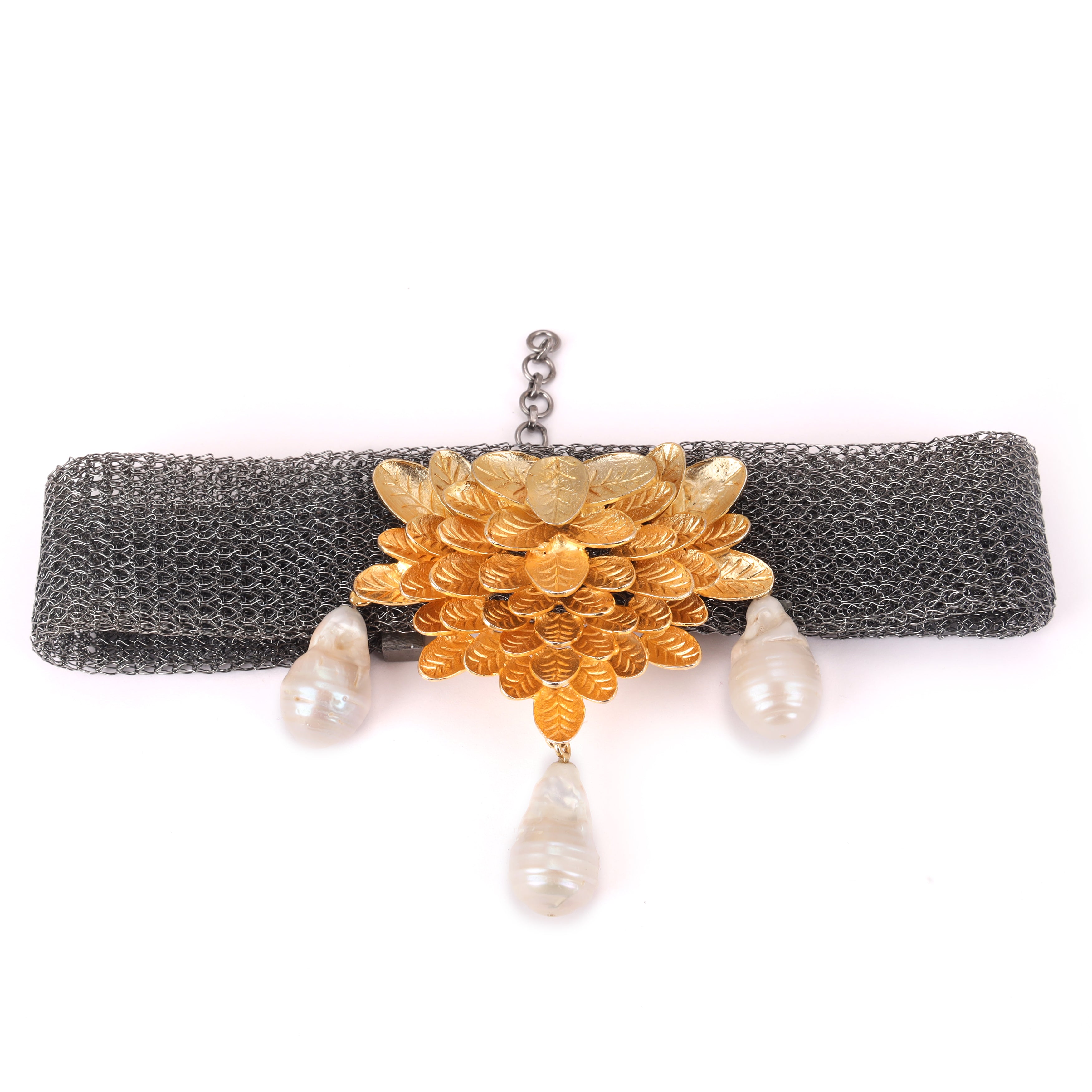 Baroque gold adoring neckpiece