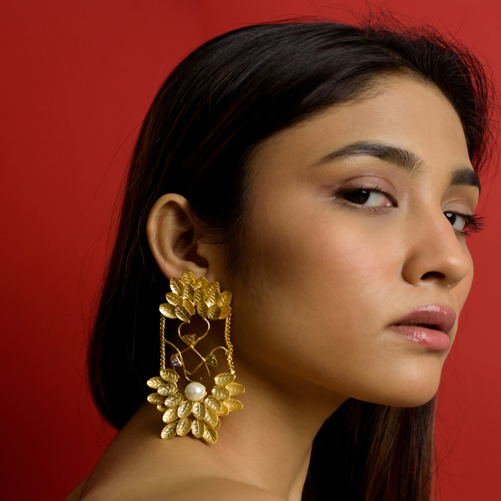 Dazzling gold earrings with pearl