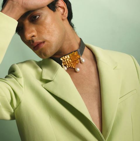 Baroque gold adoring neckpiece