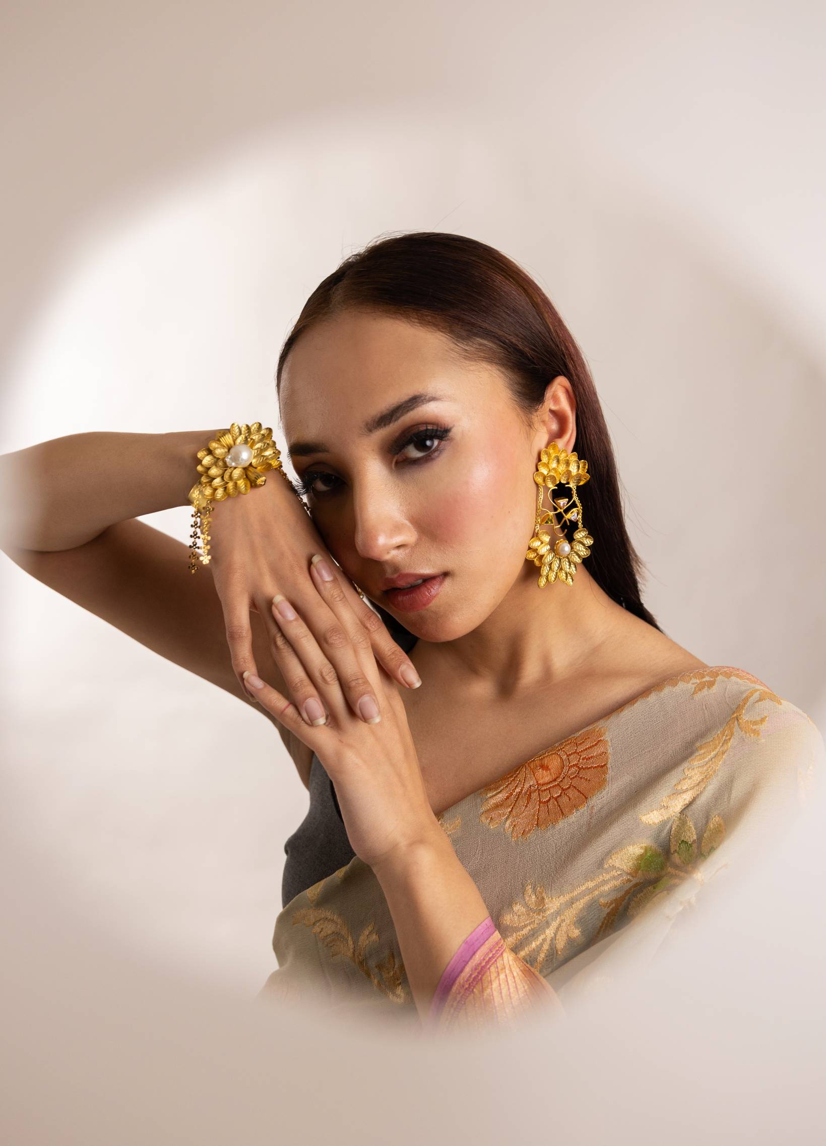 Dazzling gold earrings with pearl