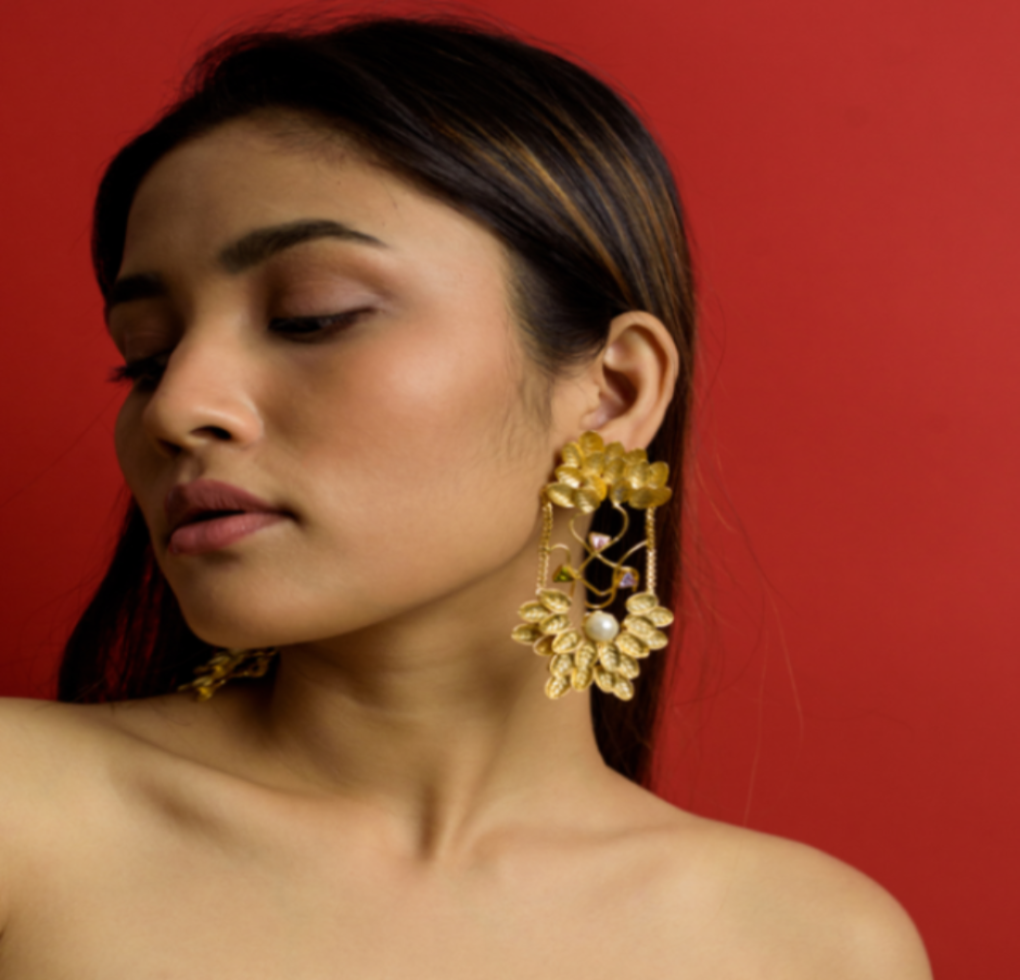 Dazzling gold earrings with pearl