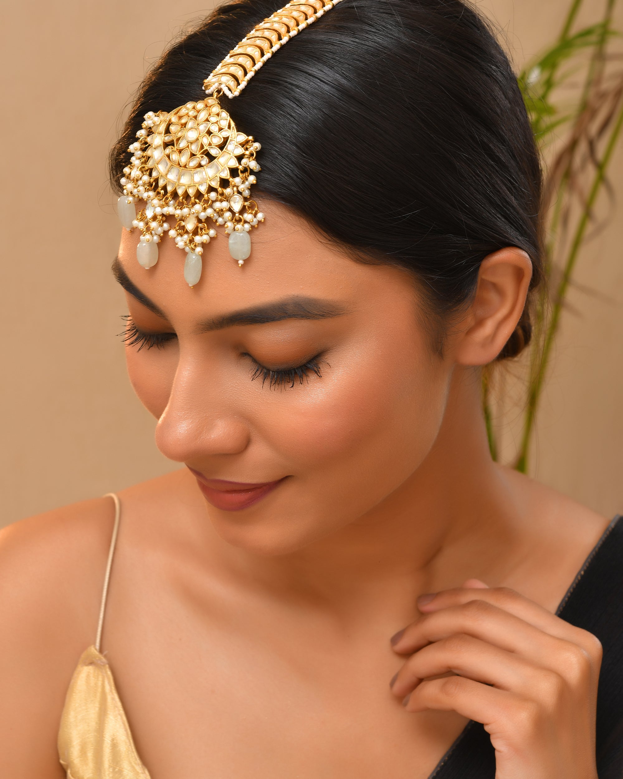 Kundan Chandrika Glow Maangtika
