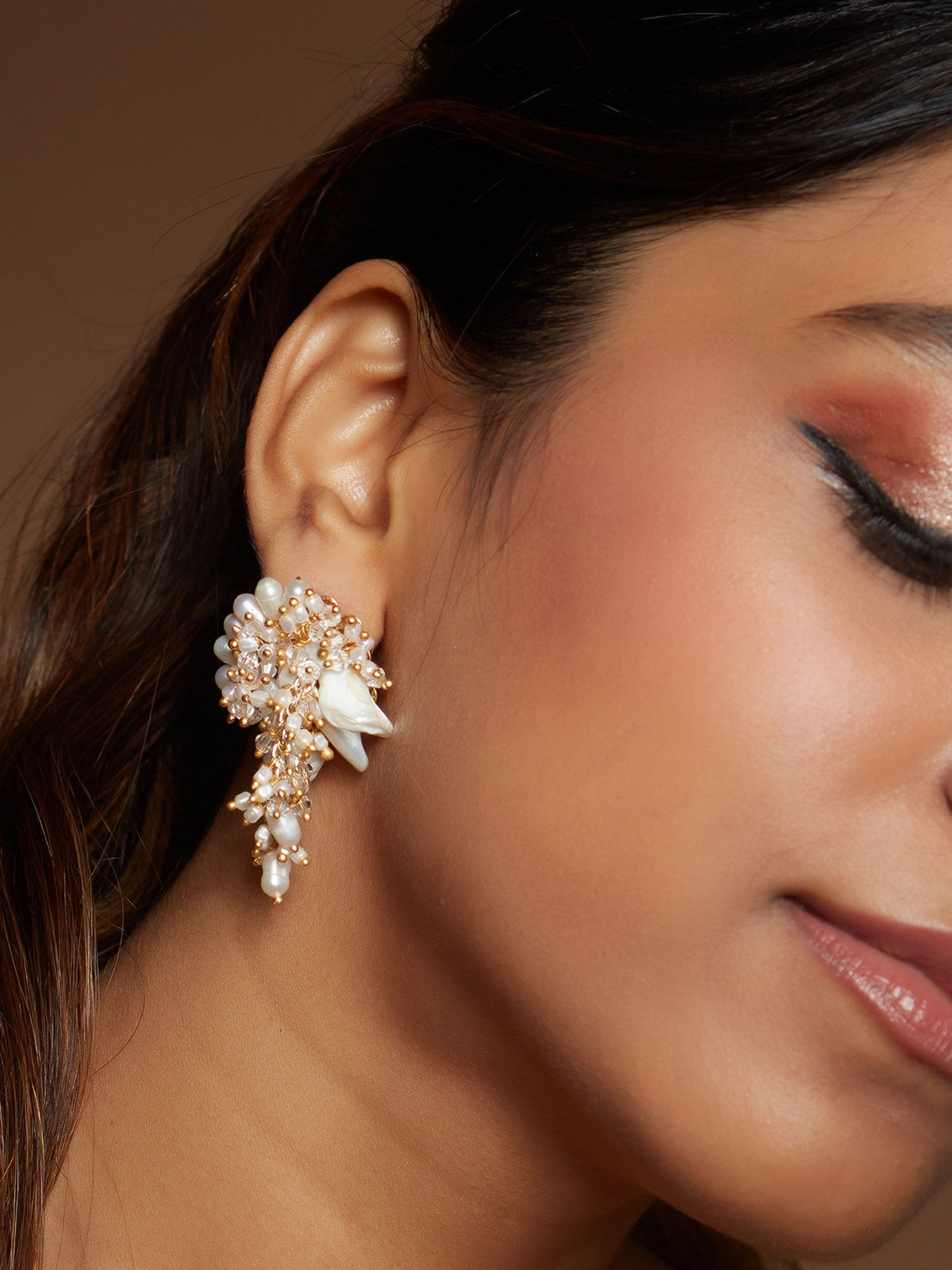 Versatile off-white pearl earrings