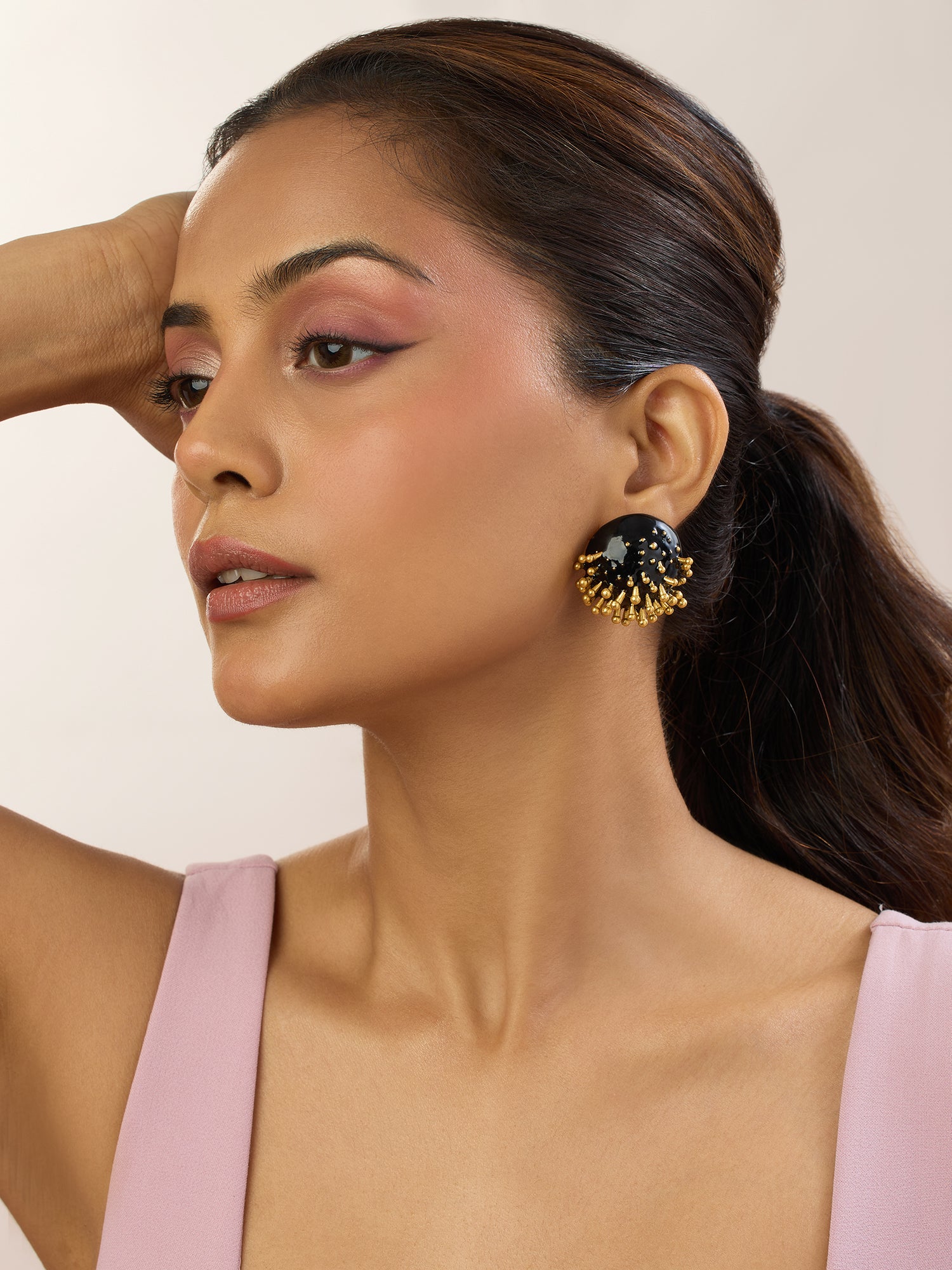 Vine Round Studs (Black)