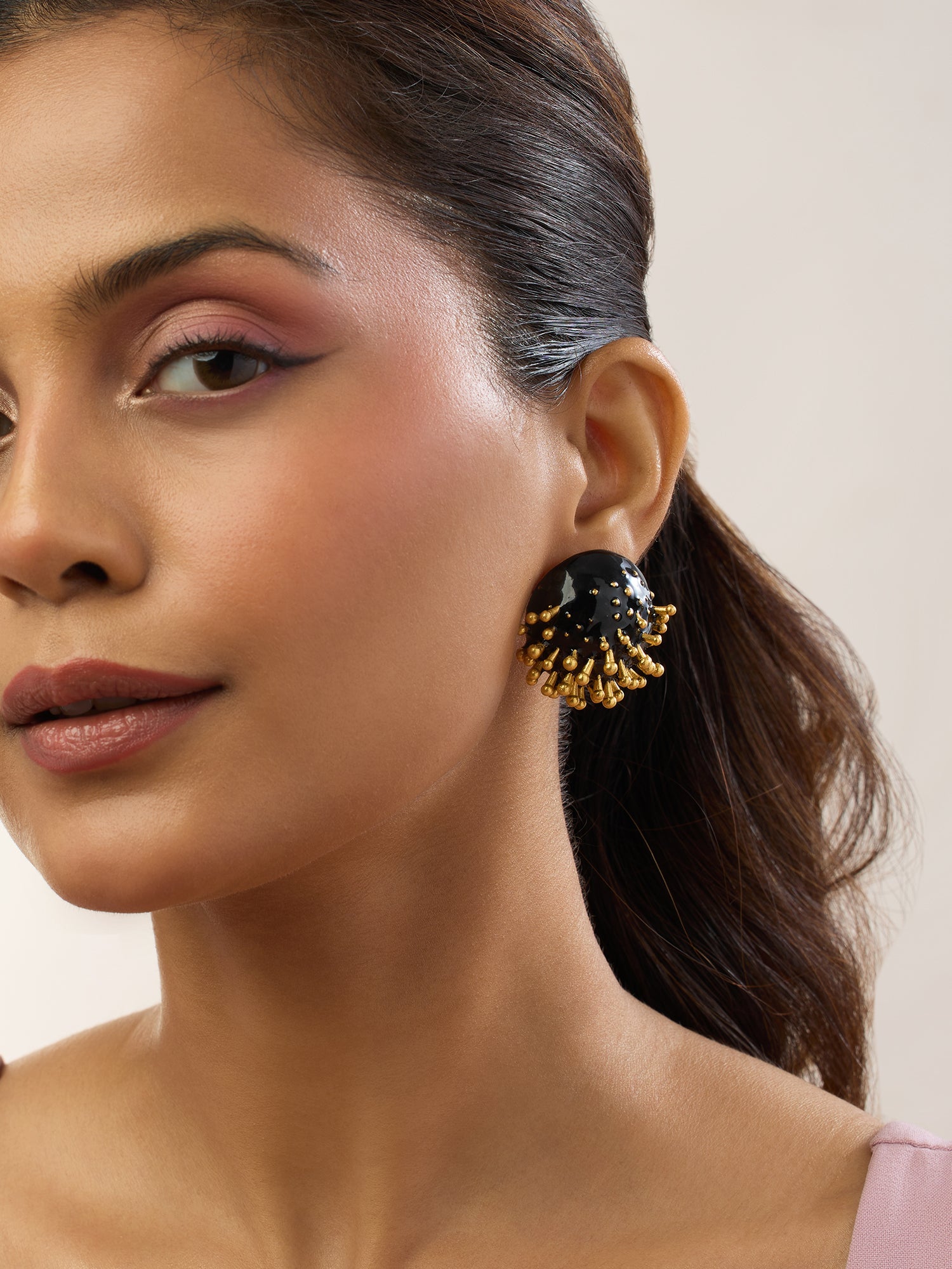 Vine Round Studs (Black)