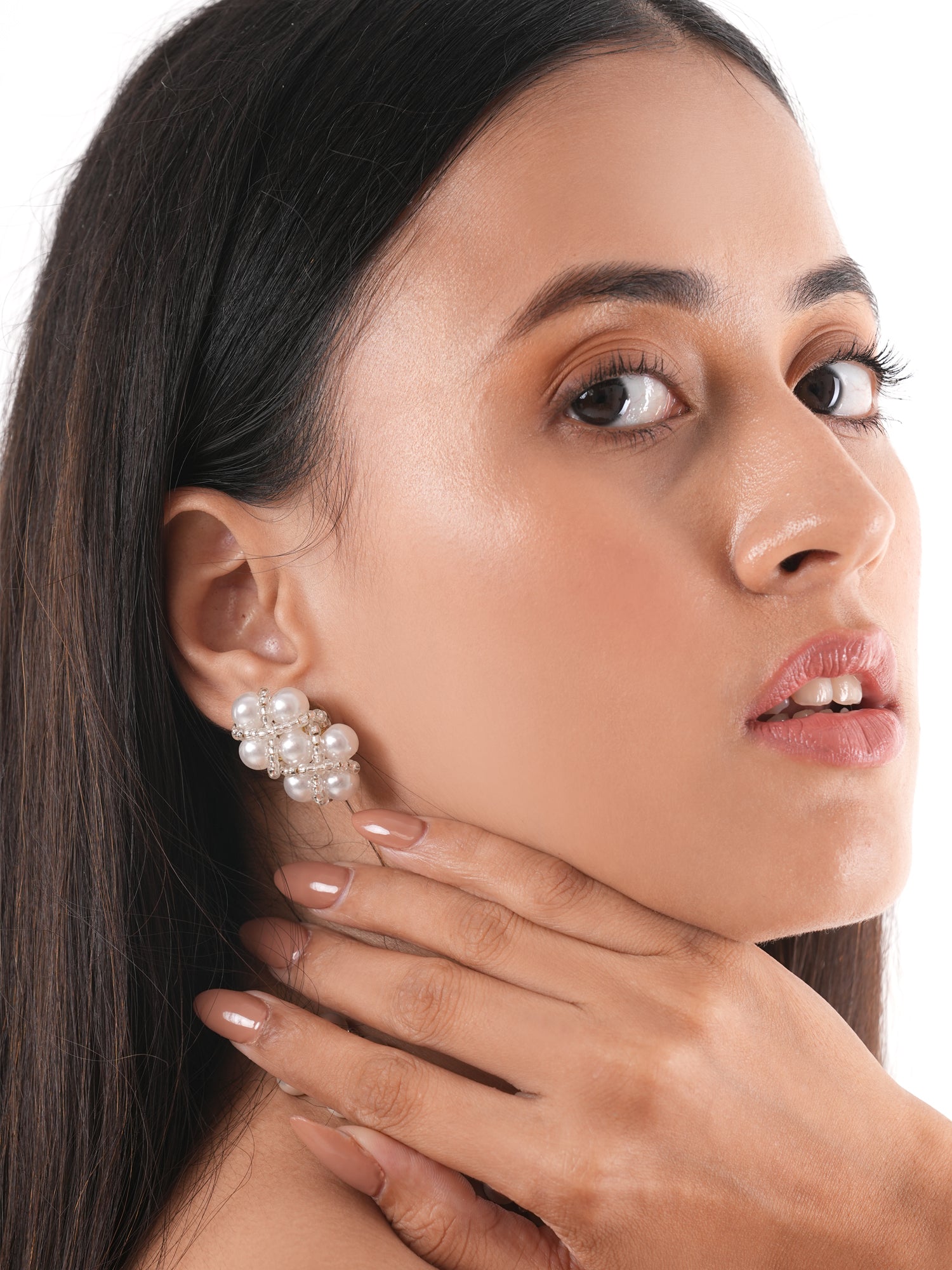 Helmi pearl studs - white