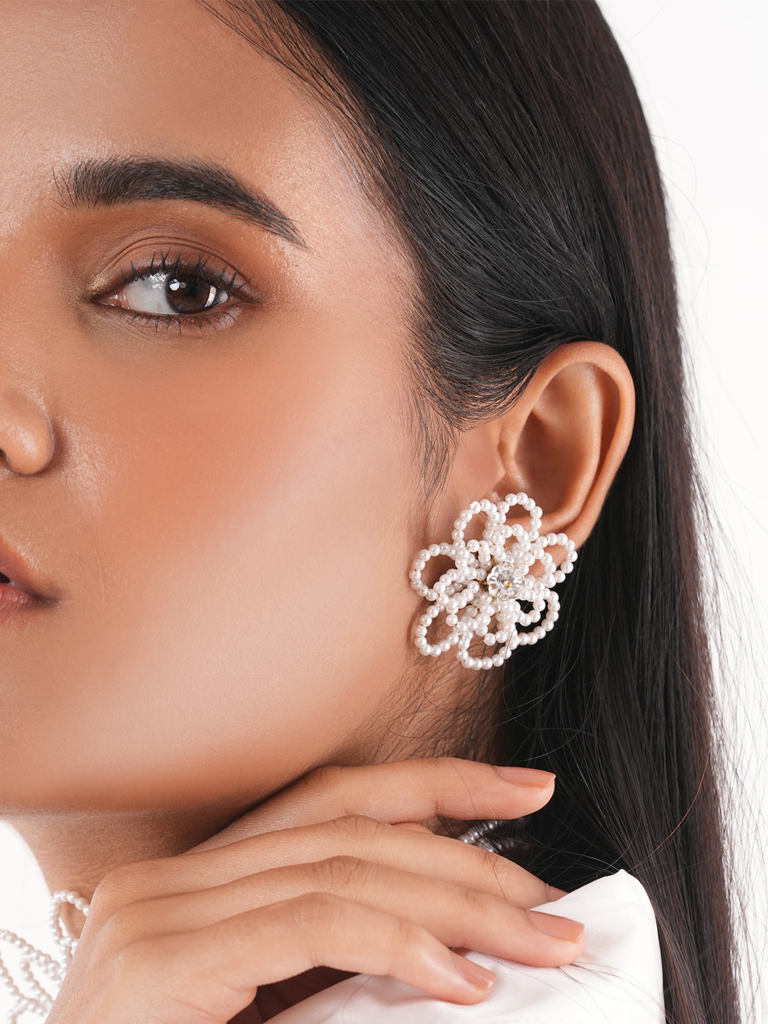 Kvetina studs - white