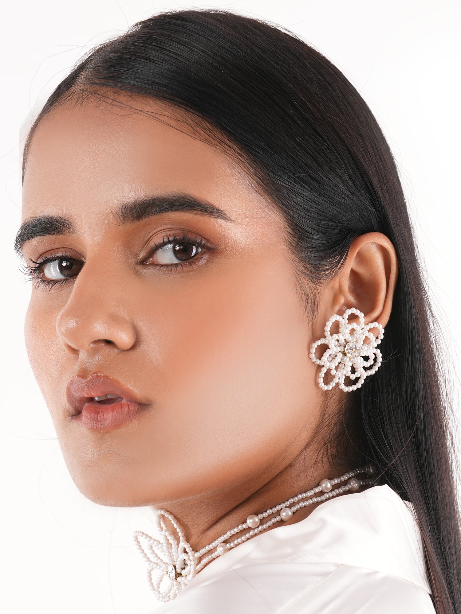 Kvetina studs - white
