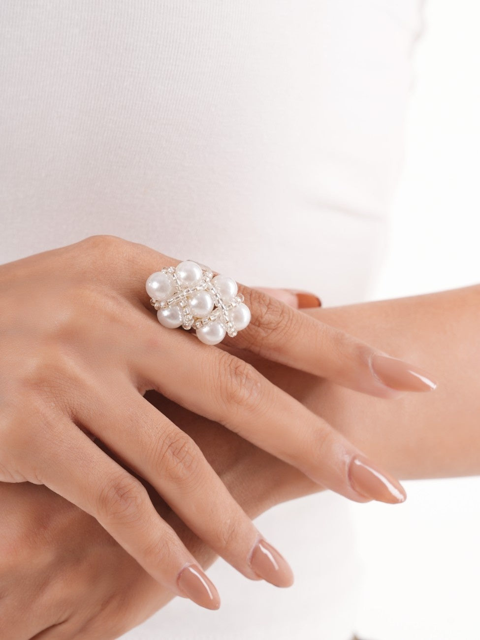 Helmi pearl finger ring white