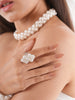 Helmi pearl finger ring white