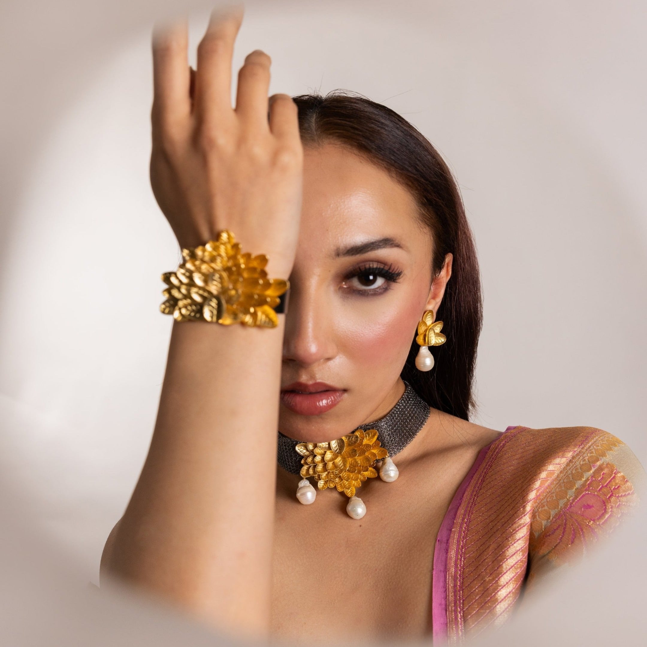 Baroque gold adoring neckpiece
