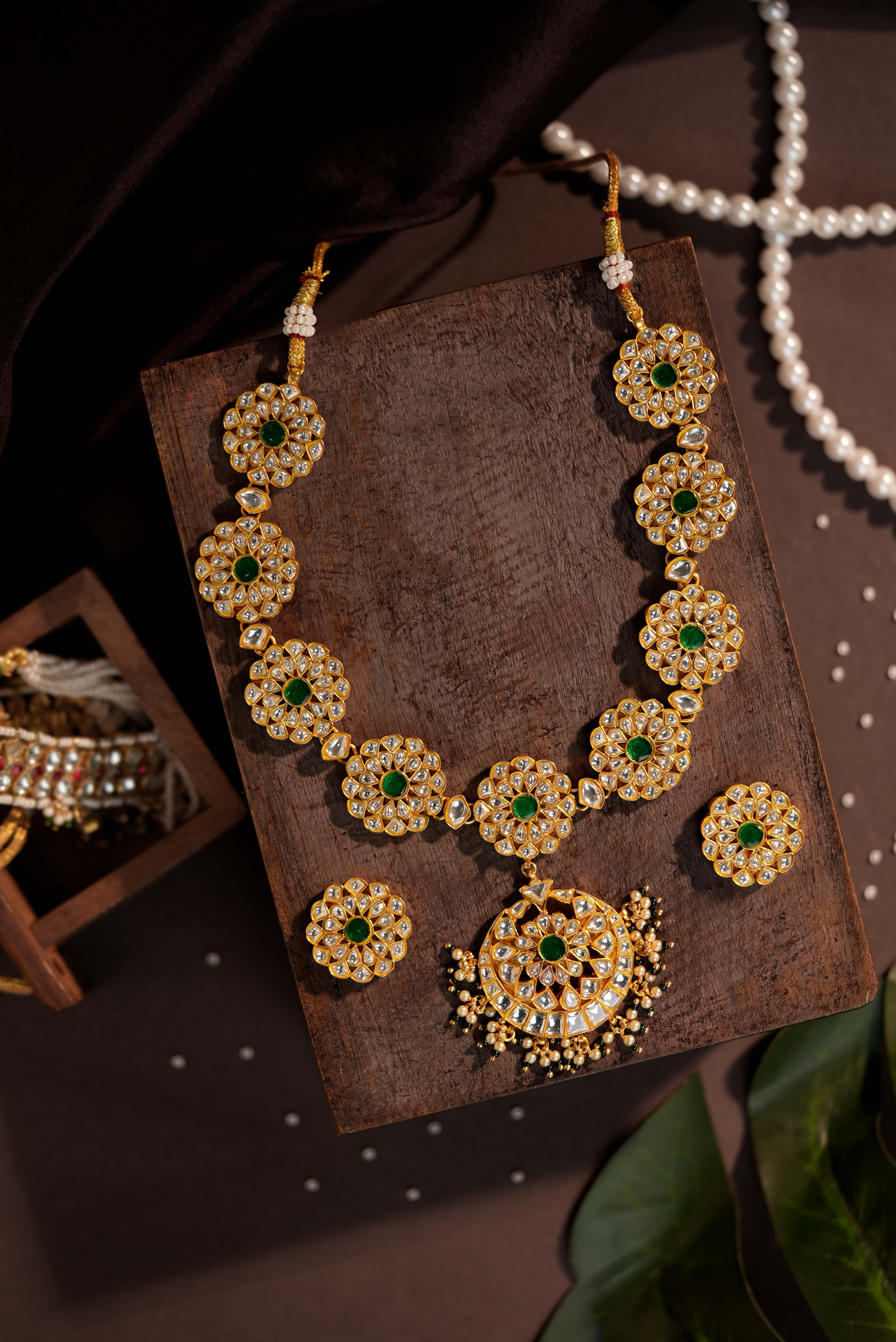 Minimalistic Emerald necklace set with studs