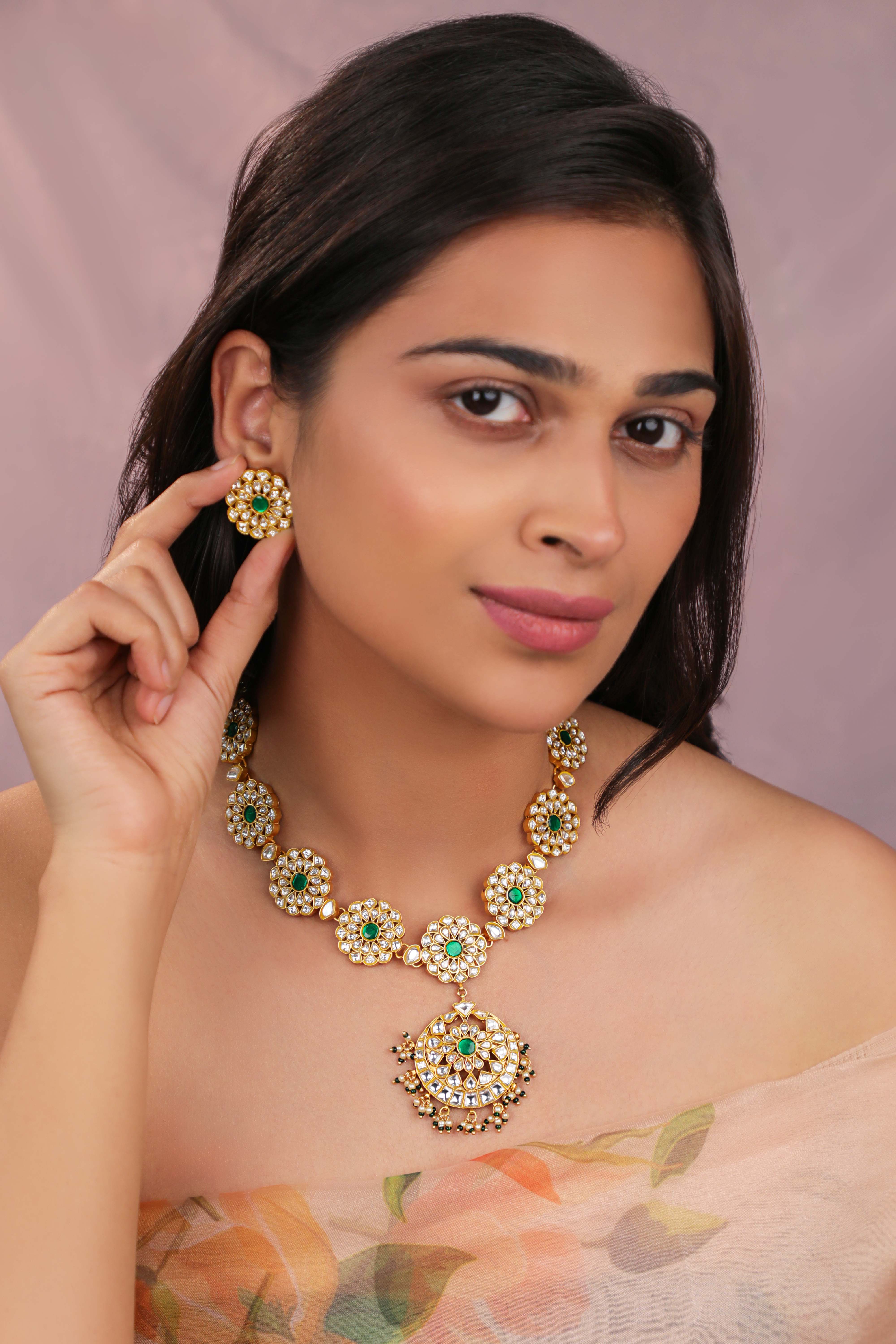 Minimalistic Emerald necklace set with studs