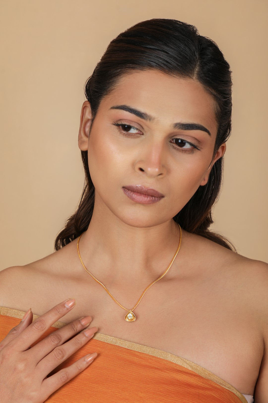 Delicate mozonite pendant with goldne chain